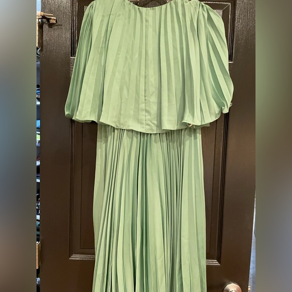 NWT Halston Heritage Cape empire waist dress in meadow green size 4 - Picture 8 of 8